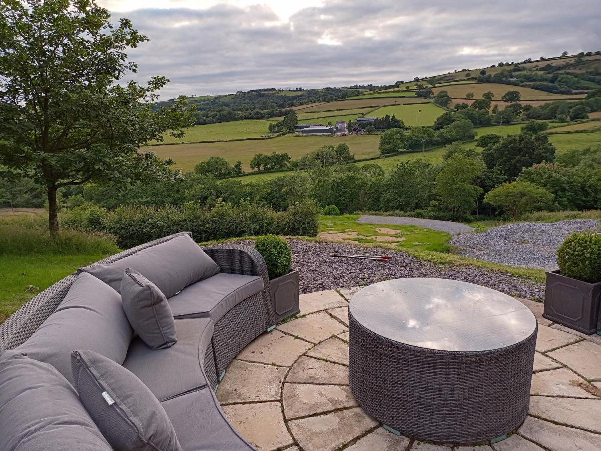 ホテル Oak Tree Farm Llanfynydd エクステリア 写真